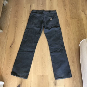 Carhartt trax pant grå - Carhartt vaxade grå byxor ”trax pant” 30x34 superfina! Passar även S-M när de sitter som low waist. 