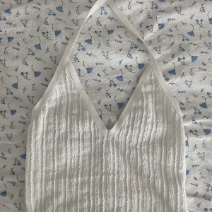 Stickad topp - KLICKA INTE PÅ KÖP NU 🙏🏼Säljer denna supersöta stickade halterneck-toppen från Zara😍 inköpt sommaren 2021 men knappt använd då den är för liten för mig 🌸 in princip nyskick 💕 skicka DM för egna bilder! stl S 140kr + frakt