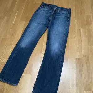 Ett par Levi’s 501 i storlek 30/32 som är i gott skick. Bredd i midjan: 38cm Yttre byxlängd: 100cm Inre byxlängd: 75cm