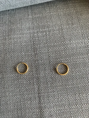 Örhängen  - Hej. Säljer dessa jätte fina örhängen i guld. Dom sitter jätte fint på örat och även över det första hålet. Snyggt vart man har det på örat❤️hoppas nån är intresserad, skulle betyda mycket💘