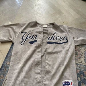 Yankees baseball jersey  - En grå vintage yankees baseball jersey i bra skick. Pris kan diskuteras