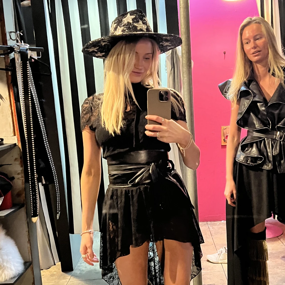 Coachella svart spetsklänning med läderskärp - 90