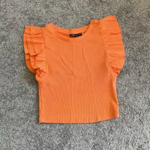 Säljer denna jättesöta orangea topp från Zara som jag inte tror finns kvar i denna färgen! 70kr + frakt