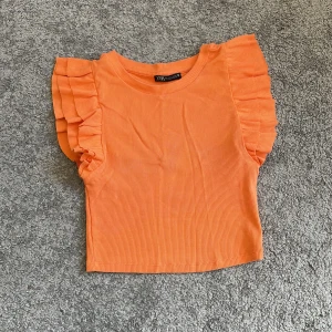 Topp - Säljer denna jättesöta orangea topp från Zara som jag inte tror finns kvar i denna färgen! 70kr + frakt