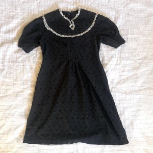 Vintage klänning - Den finaste klänningen i världshistorien som tyvärr är för liten 💔 kan därför alltså inte visa hur den ser ut på. Står ingen storlek men skulle säga XS. Mått från armhåla till armhåla 40,5cm. Mått från armhåla ner 63cm 💘