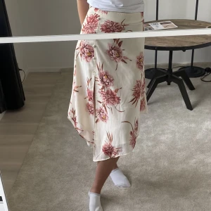 Långkjol - Säljer denna kjolen som inte längre kommer till användning, använd ett fåtal gånger och i jättefint skick!