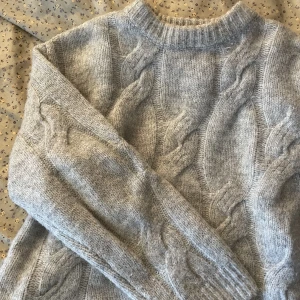 Stickad tröja, nakd  - Supermysig stickad tröja från nakd i nyskick säljes till rabatterat pris då den var köpt för över 400kr. I storlek small