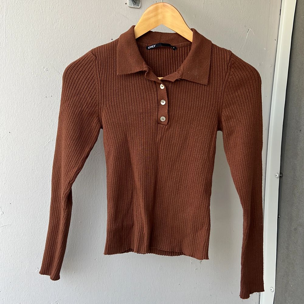 Stickad brun tröja . Tröjor & Koftor.