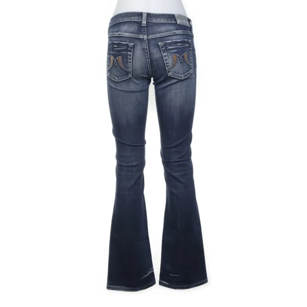 Säljer mina lågmidjade jeans i strl 26/32 då de har blivit för små för mig. De är avklippta längst ner. Skriv för fler bilder eller mått🤍. Jeans & Byxor.