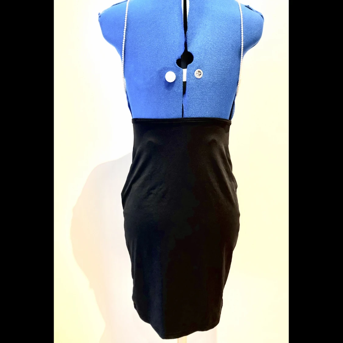 NY oanvänd klänning med strass-axelband  - 90