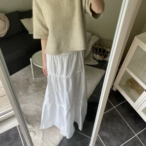 Storlek xs - Jätte fin slutsåld kjol från Gina tricot i xs. Säljer för minst 400. Jag är 167/168💓 frakt 57 eller 66