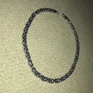 Silver halsband - Säljer nu min otroligt fina silver halsband. Det är riktigt planterad silver och det står även 925, vilket bevisar 92,5 rent silver, alltså äkta. Jätte fint och säljer pga att det är inte min stil längre. Passar alla. Knappt använd. Köpte den för 800kr.