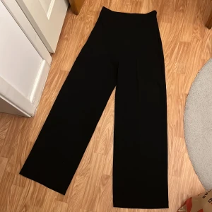 Kostymbyxor - Vida kostymbyxor med pressveck i storlek 38. Använda 1 gång. Nypris 699kr