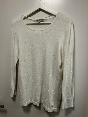 Vit tröja  - Använd för 2 gånger 