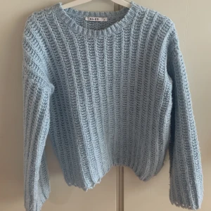 Sweatshirt - Ljusblå stickad tröja från NAKD, assnygg att slänga över en kjol nu på sommaren!