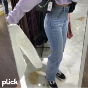 Levis jeans - Fina blå jeans från levis i väldigt bra skick. 🤩🤩De är i modellen ribcage ankeljeans med raka ben. Jag har de i storlek w 23 vet dock inte vad längden är men på mig  som är 1,55m har de gått hela vägen ner. Nypris: 1200kr