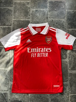 Arsenal fotbollströja  - ⚽️💥Arsenal fotbollströja från denna säsong💥⚽️Kvalite nyskick ställ gärna frågor om ni undrar något❄️🤝