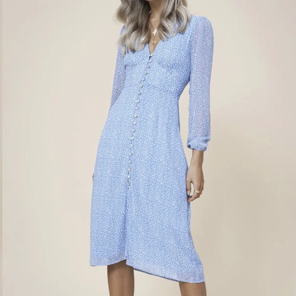 Säljer denna såå drömmiga blå klänningen från adoore 💙🦋använd en gång, som ny💙 köpt för 1500kr. Klänningar.