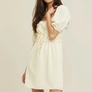 Ljusgul klänning - Supersöt sommarklänning från dry lake i en ljusgul färg. Använd 1 gång. Ordinarie pris 1000kr. 