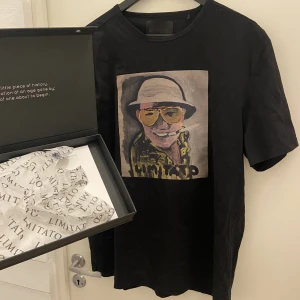 Limitato T-shirt  - Säljer nu mina feta Limitato t shirt då den inte längre kommer till användning -skick: t shirten är i ett väldigt bra skick utan några flaws eller liknande -storlek: xxl fits xl pris: 350kr- vid frågor är det bara att skicka ett medelande!