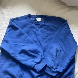 Kungsblå sweatshirt från pull & bear i bra skick.