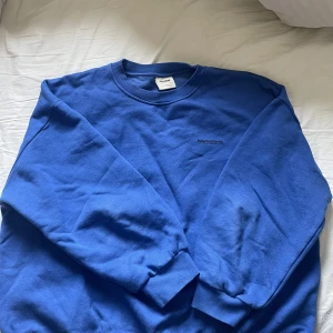 Oversized sweatshirt  - Kungsblå sweatshirt från pull & bear i bra skick.