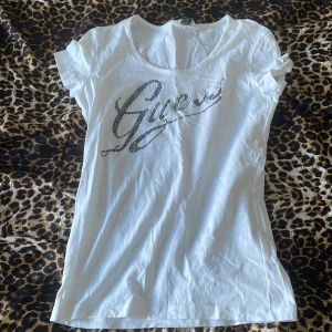 guess tshirt - en jätte fin 2000-tal guess tshirt 💋