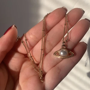 Guldigt Halsband  - Inte äkta guld! Har lite missfärgningar på baksidan av planeten (syns inte när den är på), men annars som ny! Antingen köper man genom annonsen eller swishar mig privat, då blir frakten 15kr!