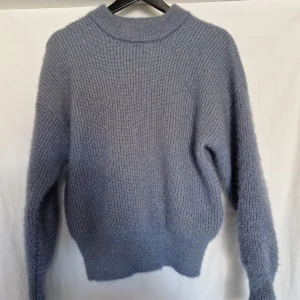 Glittrig stickad tröja - Blå glittrig stickad tröja från gina. Superfin men har aldrig kommit till användning tyvärr.