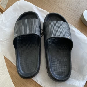 Happyflops  - Svarta happyflops strl: 39 helt nya💕