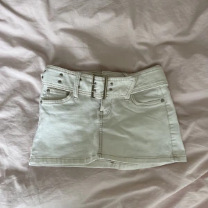 Kort vit kjol  - Såååå trendig och snygg till sommaren 🤍🤍🤍🩷🩷🩷