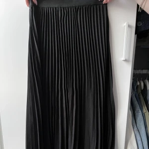 Svart långkjol  - Svart kjol draperad