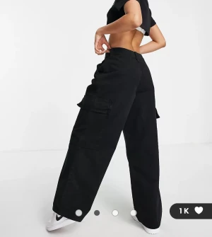 Cargobyxor i två färger, svart och vit - Det finns båda i svart och vit, säljer de för att det är för små för mig. Jättebra skick, använt bara några gånger. Är 160cm lång och den passar perfekt, inte alls för långt eller kort. 