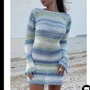 Blå klänning  - Intressekoll på denna klänning från emmiol! 🙌Fick hem den bara för någon vecka sen men osäker på om jag ska behålla den. Nypris är 650 med frakt💙💙💙 Kom privat för fler bilder eller frågor!