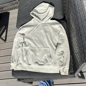 Snygg mussepigg hoodie som passar till sena sommarkvällar. Den är i gott skick och färgen är i mjuk gråbeige, hör av er vid intresse pris kan diskuteras 😊👍