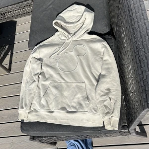 Hoodie  - Snygg mussepigg hoodie som passar till sena sommarkvällar. Den är i gott skick och färgen är i mjuk gråbeige, hör av er vid intresse pris kan diskuteras 😊👍