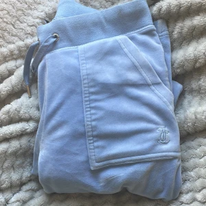 Juicy conture - Jag säljer mina blå juicy byxor i färgen Della robia pga att jag vill köpa ett par gröna juicy byxor. (Priset kan diskuteras)