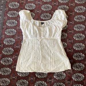 Vit blus  - Vit blus i storlek S. Tillkommer frakt på 35kr 