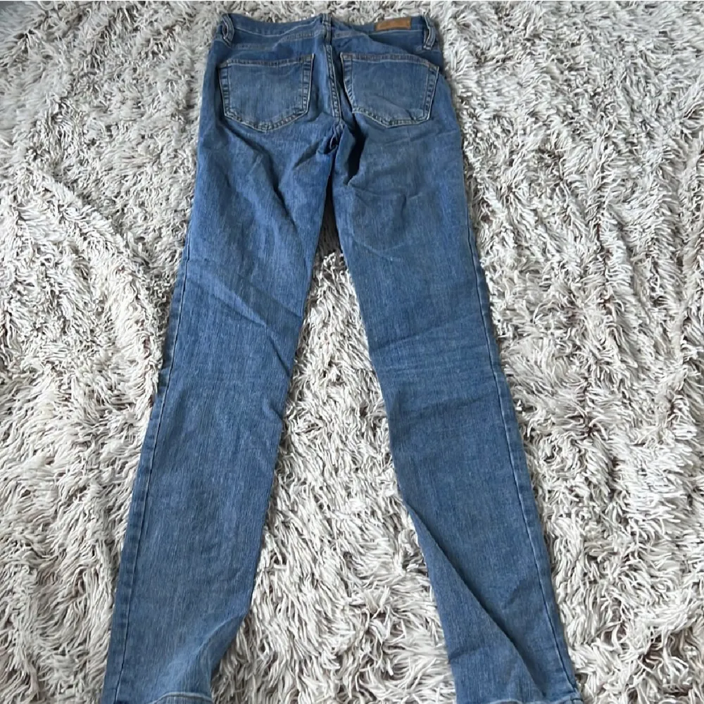 High Waist Hannah jeans i storlek 27. Dom har tyvärr en liten fläck vid vänster ben längst ner, kanske går bort i tvätten. Jeans & Byxor.