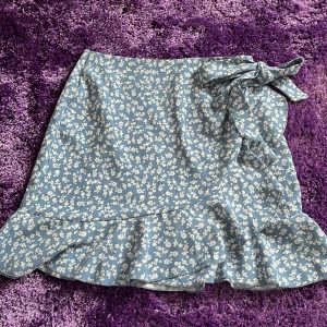 Sommarkjol  - Säljer nu denna söta sommarkjolen då jag inte tycker att den passar mig. Aldrig använd, nyskick💞kom privat för fler bilder😊