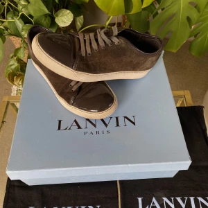Lanvin Patent Cap Toe Sneaker Brun - Hej, säljer ett par riktigt snygga Lanvin Cap Toe sneakers i brun färg. Size 8 vilket motsvarar 42/43. Få tecken på användning men toebag och mocka i bra skick. Dustbags medkommer. Nypris runt 4000kr. Priset är inte hugget i sten. Hör av dig!