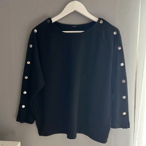 Tröja  - Svart tröja med knappar