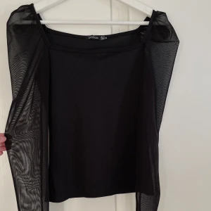 Fest topp - Fest topp med genomskinliga armar 