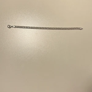 Silver Armband (Äkta Silver) - Äkta silverarmband från Albrekts Guld nypris 1400kr har inte använt den mycket alls så den är i väldigt bra skick. priset är inte hugget i sten 