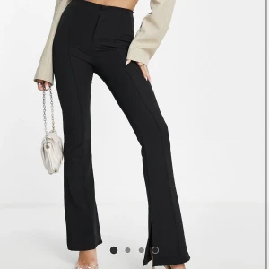 Byxor - Säljer dessa slutsålda byxor med slits ifrån ASOS! Aldrig använda, prislapp kvar! Köptes för 429 🥰Skriv privat för fler bilder!