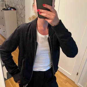 Zadig et Voltaire jacka - Zadig et Voltaire bomberjacka med dubbla dragkedjor i storlek M i svart. Jackan är inte använd särskilt mycket och är därför i bra skick. Nypris 2700 kr, säljes för 500 kr + frakt.
