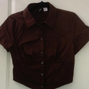 Kroppad topp/korsett - FÄRGEN SYNS BÄST PÅ BILD 2. Kroppad topp som sitter som en korsett från hm. Aldrig använd!