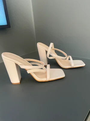 Klackar - Helt nya oanvända klackar. Storlek 38. Man kan använda dem med remmen både baktill och framtill. 