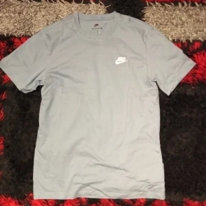 Nike t-shirt  - Nike t-shirt. Gråblå. Ny. 