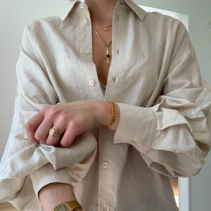 Other Stories skjorta - Så fin skjorta från &otherstories!!! Jag älskar materialet, det känns väldigt lyxigt och är i så fin kvalitet 🤍✨